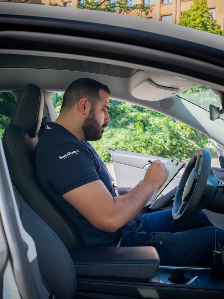 SecuGuard Mitarbeiter führt Dokumentation