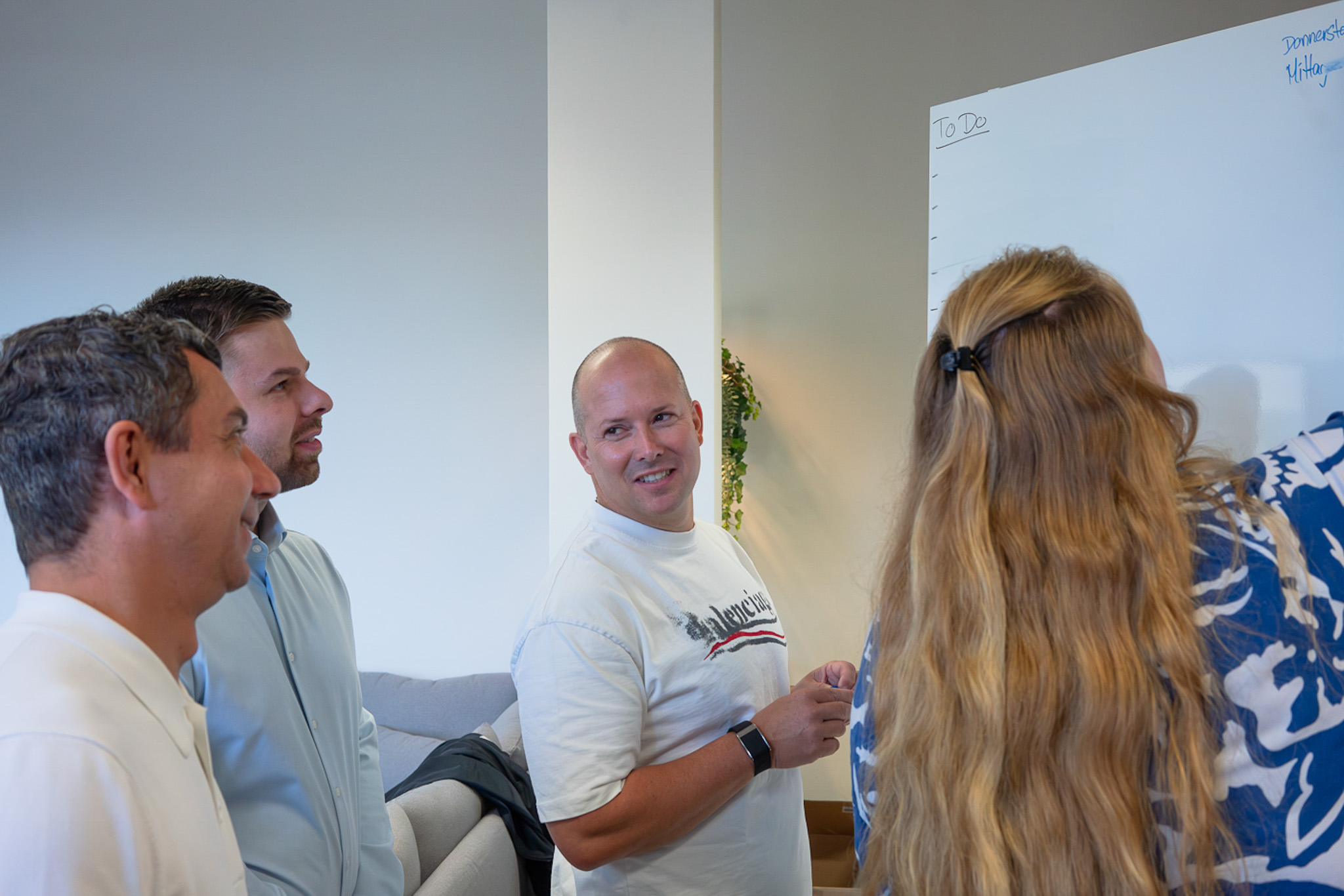 Secuguard Mitarbeiter schreiben auf Whiteboard