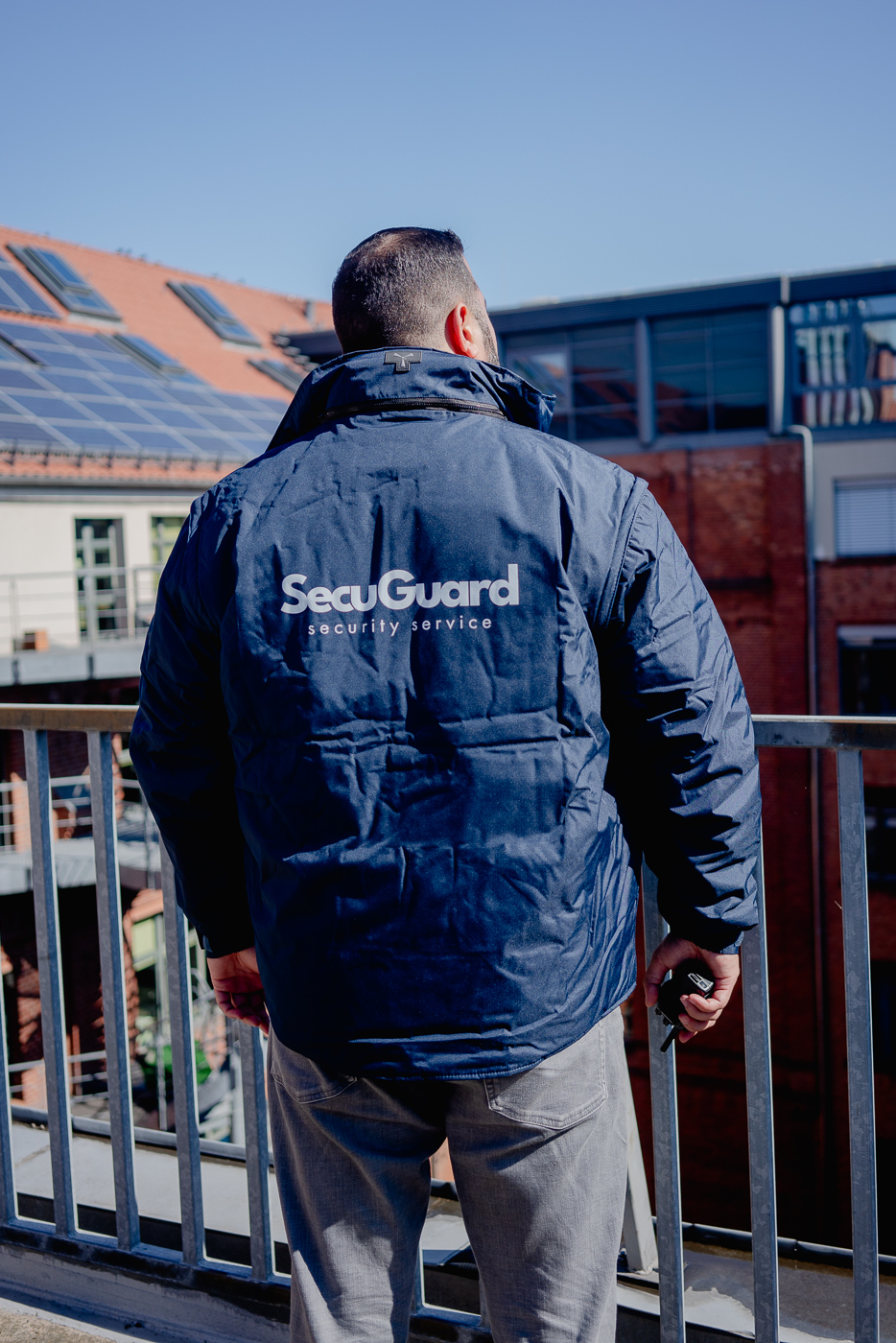 SecuGuard Mitarbeiter bei einer Besichtigung