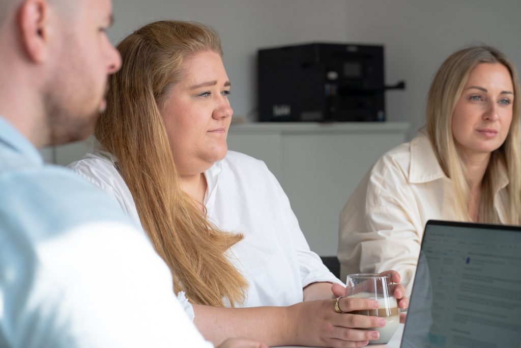 Ricarda Beyer und Laura Lesnik am Tisch